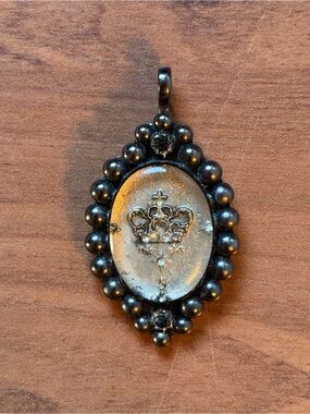 Virgins Saints and Angels charm with crown 👑